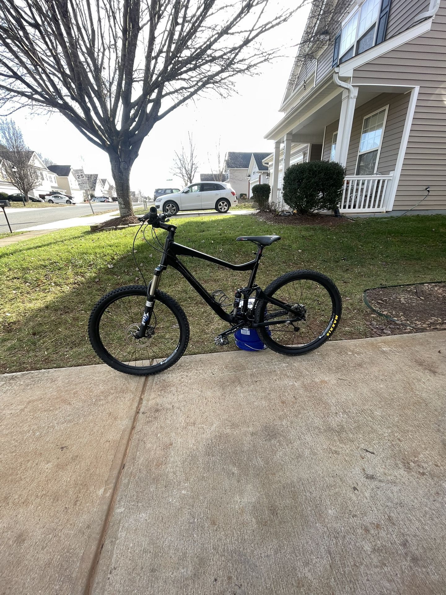 Giant trance x2 mountain bike with double suspension