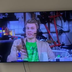 65” SAMSUNG Smart tv With Mount included 