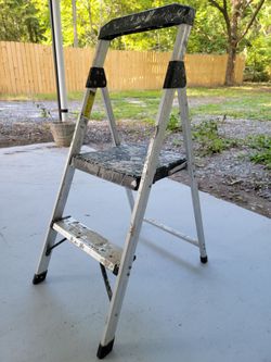 Escalera pequeña plegable en aluminio for Sale in Gastonia, NC - OfferUp