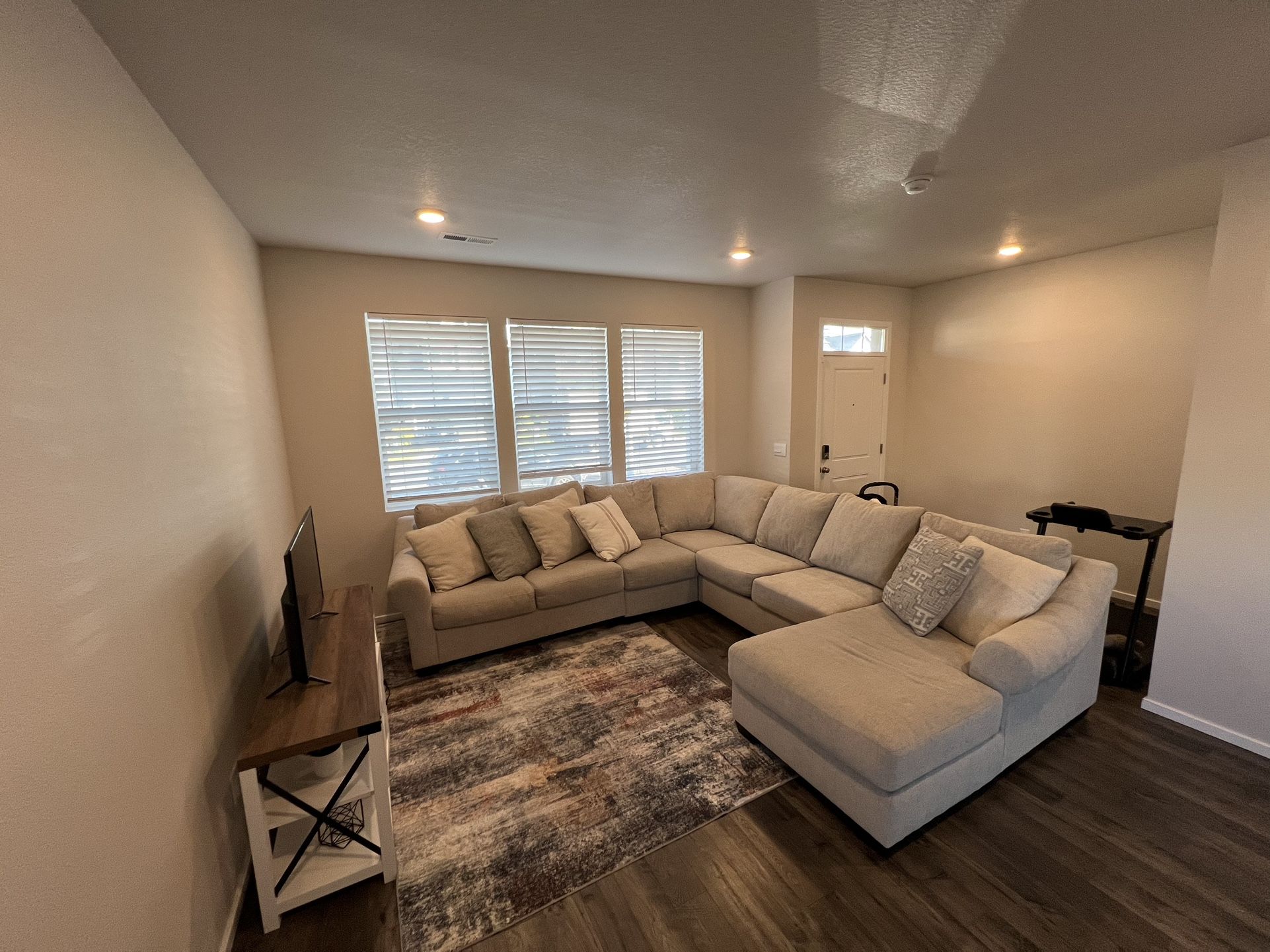 CREAM/BEIGE COUCH SET WITH DECORATIVE PILLOWS