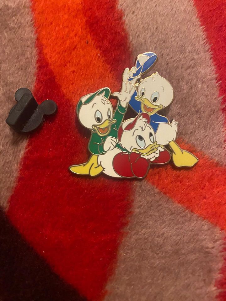 2 Disney Pins 