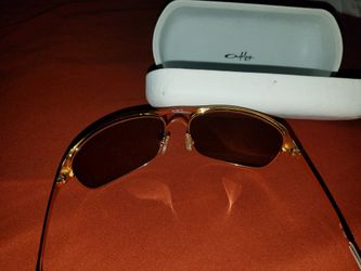 Lentes Okley son originales semi nuevos solo 1 ves se usaron mui bonitos varatos $90. ...O mejor oferta