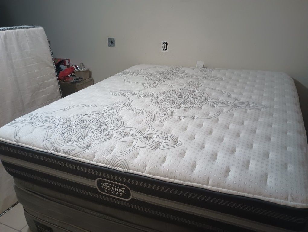 Beautyrest Black King Mattress And Box Spring 