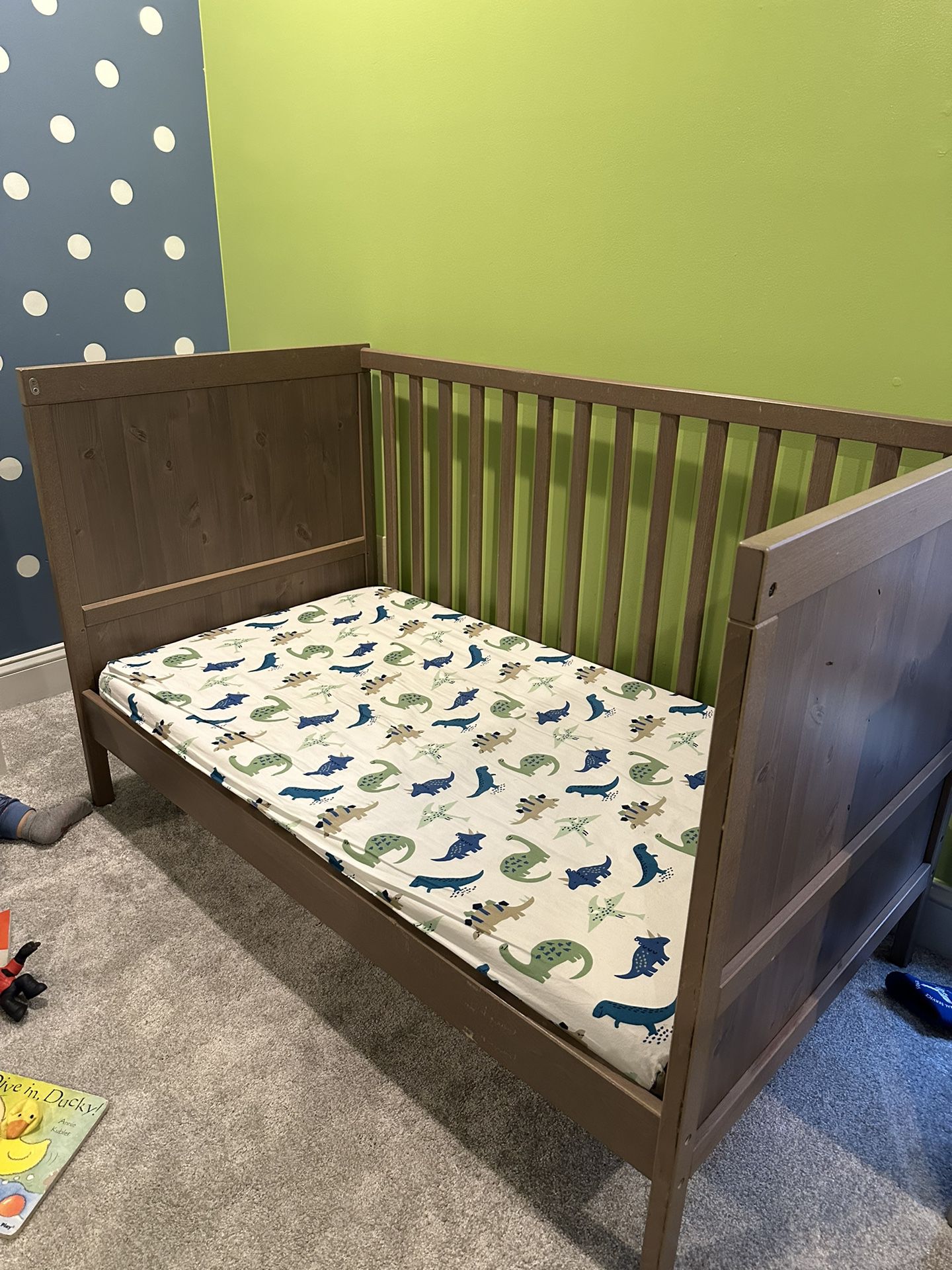 Infant Crib And Dresser Set 