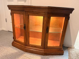 Low profile display cabinet
