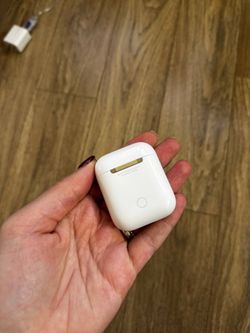 Apple AirPods Charging Case