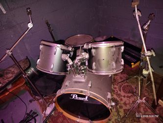 Pearl Roadshow 5-Piece Drum Set & Spare Snare