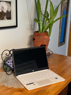 HP 14.0” HD Touchscreen Laptop in Snowflake White