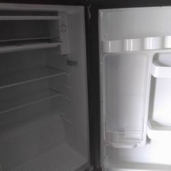 Mini Refrigerator Black Haier. Read Details 