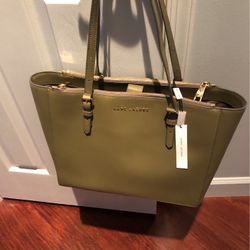 Marc Jacobs Leather https://offerup.com/redirect/?o=QmFnLk5ldw== W/tag