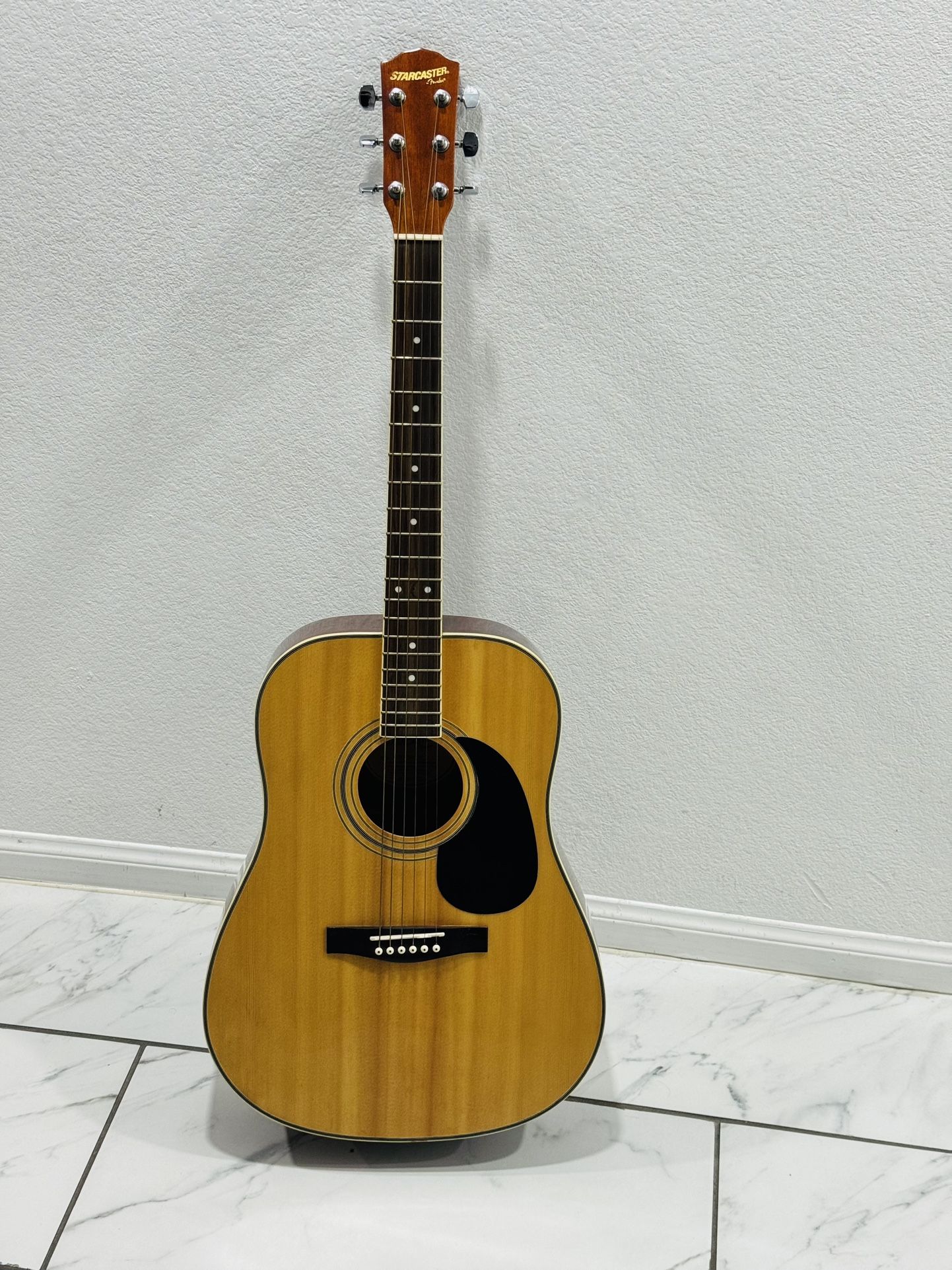 Starcaster Fender Acoustic Guitar