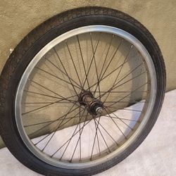 USED FRONT RED LINE RIM WITH  NO TIRE  NO WABBLES  20 INCHES  I CAN DROP OFF IF YOUR CLOSE BUY 