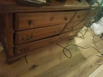 Vintage Solid Maple 6 -Drawer Dresser – Classic Design with Ornate Brass Handles – $40