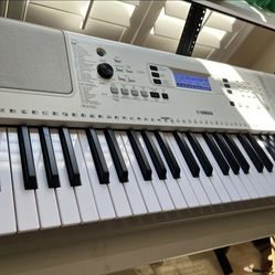 YAMAHA EZ300 Portable Keyboard  With Light Up Keys