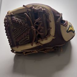 Lefty Mizuno Classic Fastpitch Softball glove