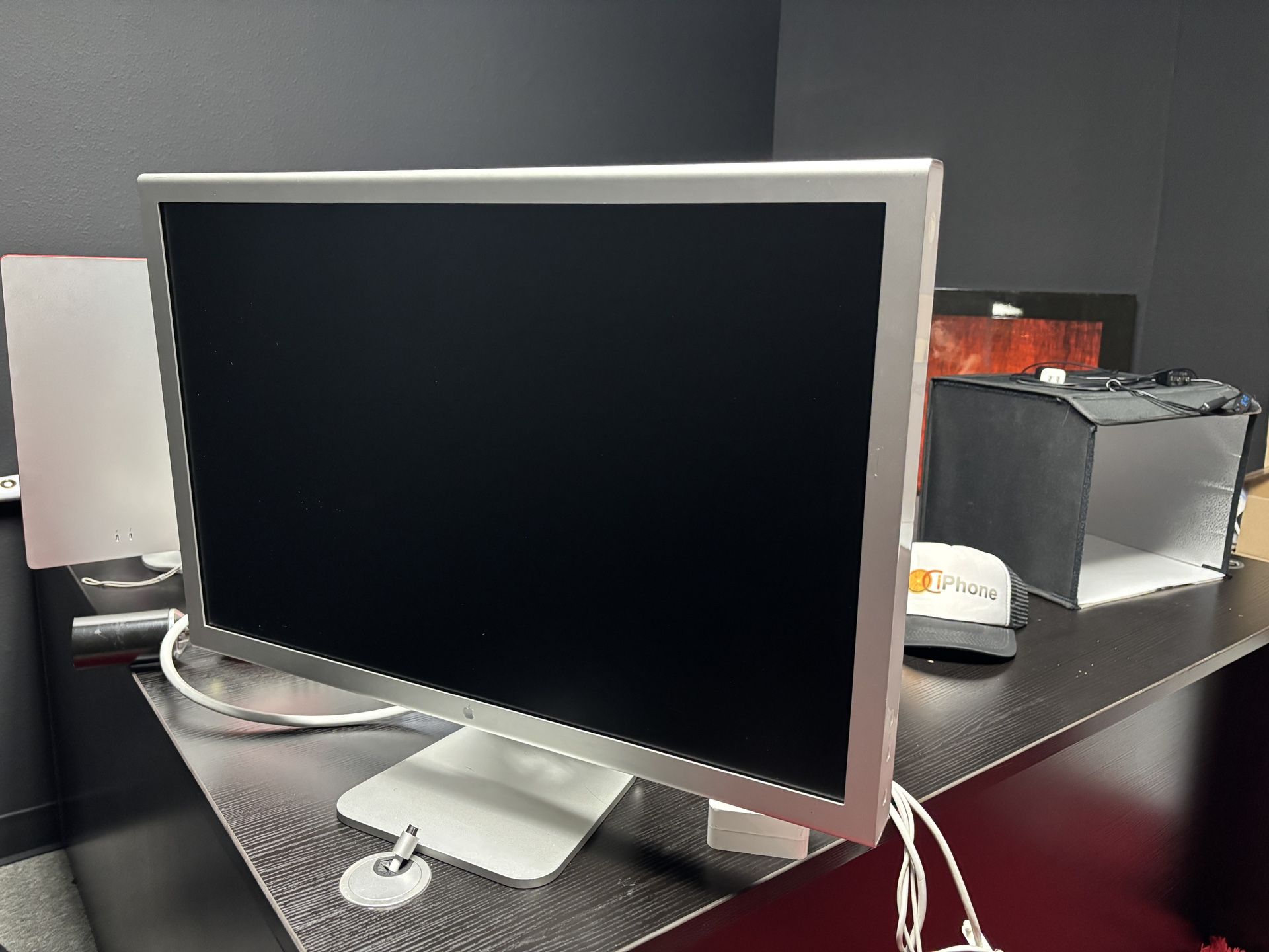 Apple Cinema Display 30 inches. Don’t why it won’t turn on, I just purchased from someone and now it doesn’t work