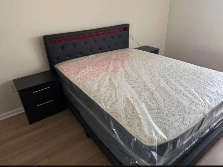 QUEEN SIZE BED AND TWO NIGHTSTANDS ( MATTRESS NOT INCLUDED )