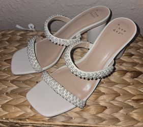 Biege heels with pearls