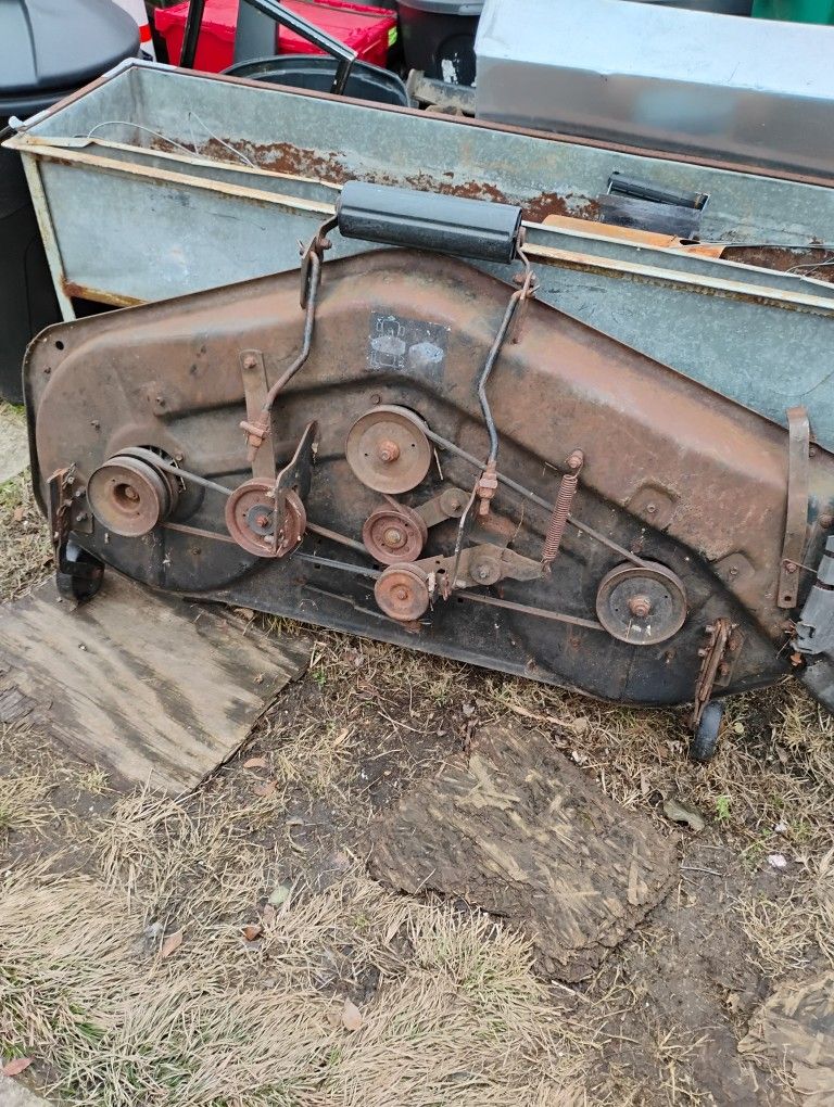 Lawn Tractor Blade Good Work Ing Order100.00 Every Thing Solid make Offer If Interested ???? Anybody Tell Me What This Mower Deck Fits. ??????