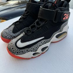 Teniz NIKE. . Size 6 Y. Good Condition . 38 Firm On Price