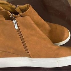 Women’s - Size 11 - Brown platform hidden wedge fashion sneaker
