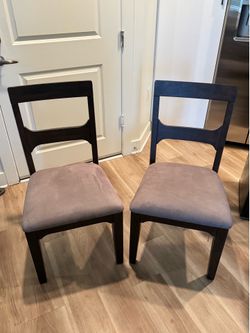 2 dining chairs - like new - solid wood