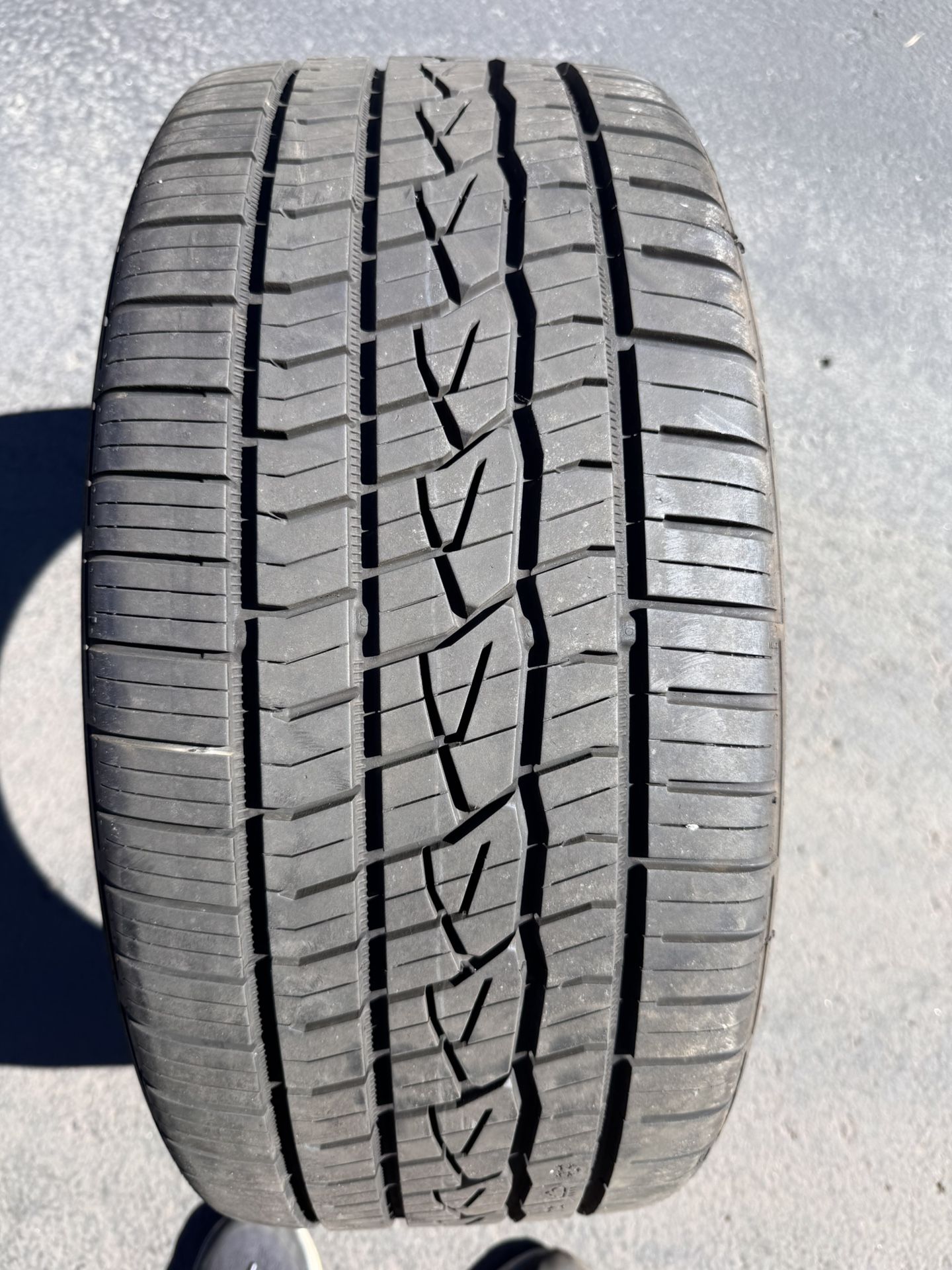 Single (1) 245 40 19 Continental ExtremeContact DWS 06 tire