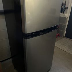 Insignia 4.3 Cubic Foot Compact Fridge - like new!