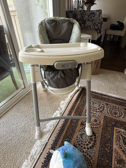 Selling a trusted Graco brand high chair in great condition – used gently by two kids and well taken care of. Still works perfectly and is ready for u