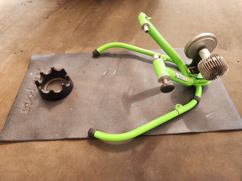 🔥🚲🚲Kurt Kinetic Rock and Roll Stationary Bike riding Bicycle Trainer With FREE MAT (BEST OFFER TAKE IT HOME)🔥🚲🔥