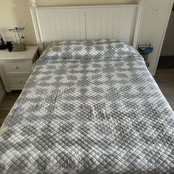 QUEEN SIZE BED FRAME 