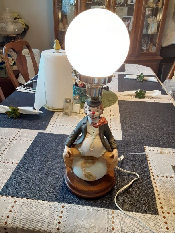 VERY UNIQUE LOOKING VINTAGE CLOWN LAMP Works Great 19,5 INCHES Tall 
