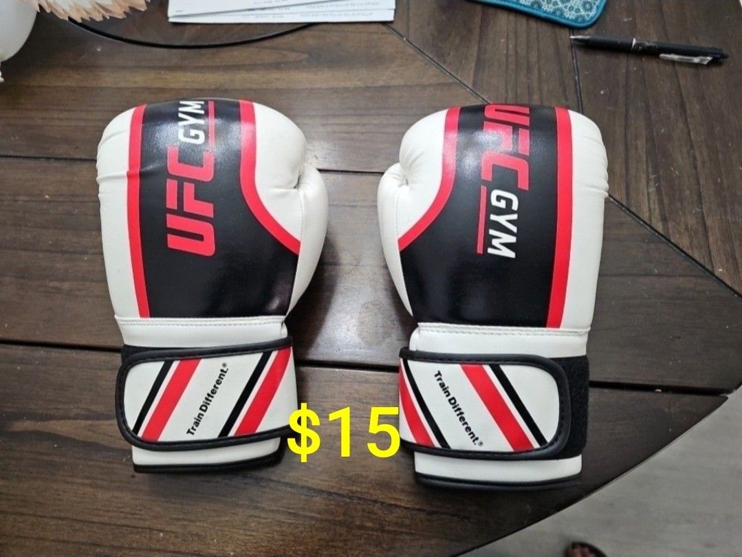 UFC Boxing GLOVES - 8oz (sz Small)
