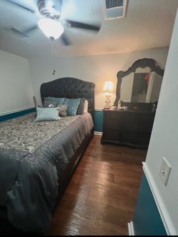 Brown queen bedroom set in perfect condition