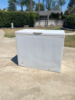 8.8 Cu.Ft. Capacity Manual Frost Chest