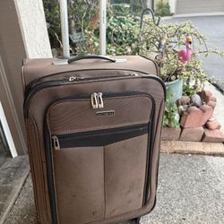 Brown Samsonite great condition, check- in ( 50 pounds) suitcase with 4 wheels and extendable handle. Extra no space, need a new home. Just $25.