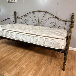 Twin Size Daybed with mattress