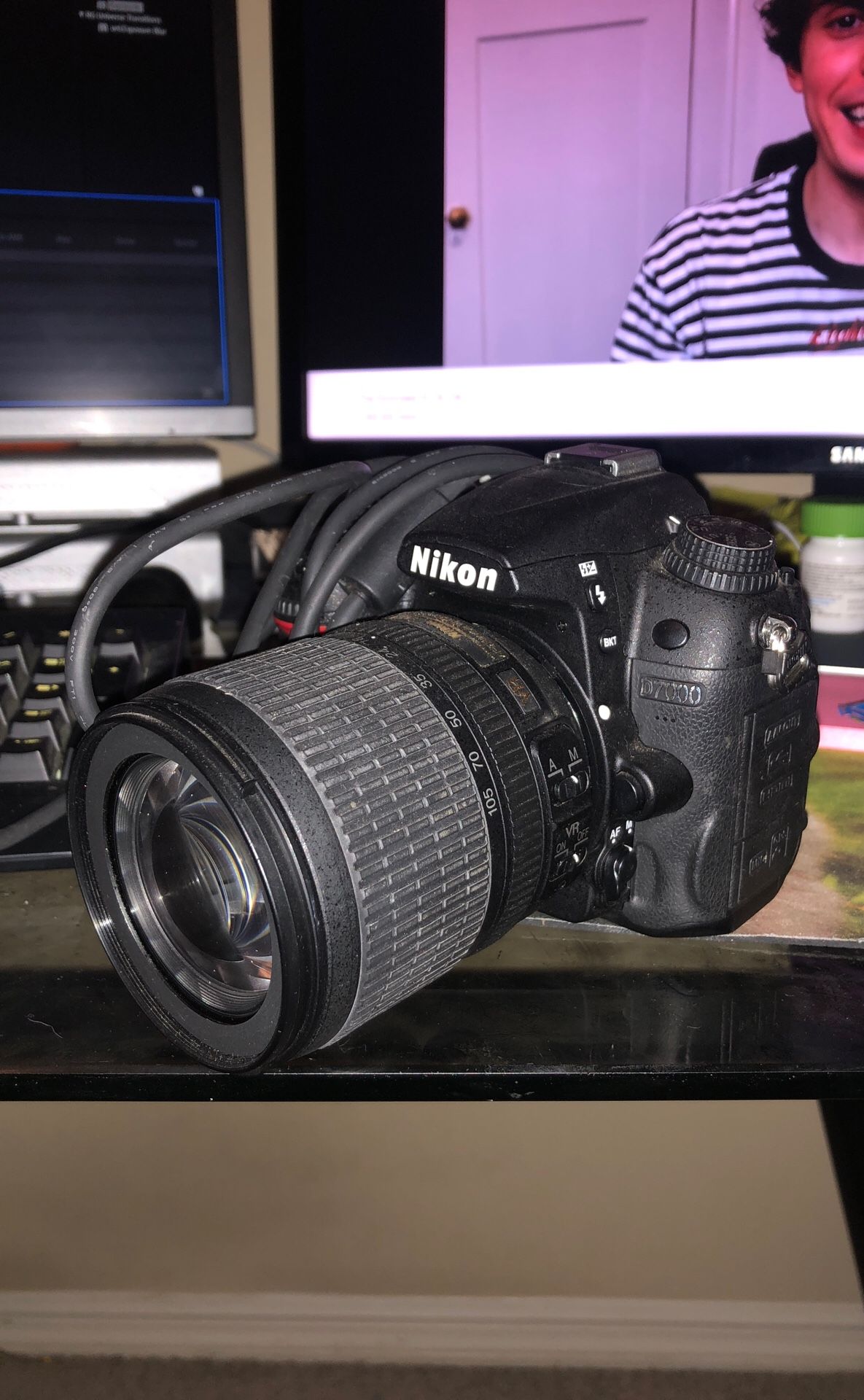 Nikon D7000 w AF-S 18-105mm Lens & Battery Wall Plug