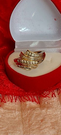 10K gold .50 ctw round and baguette diamond ring