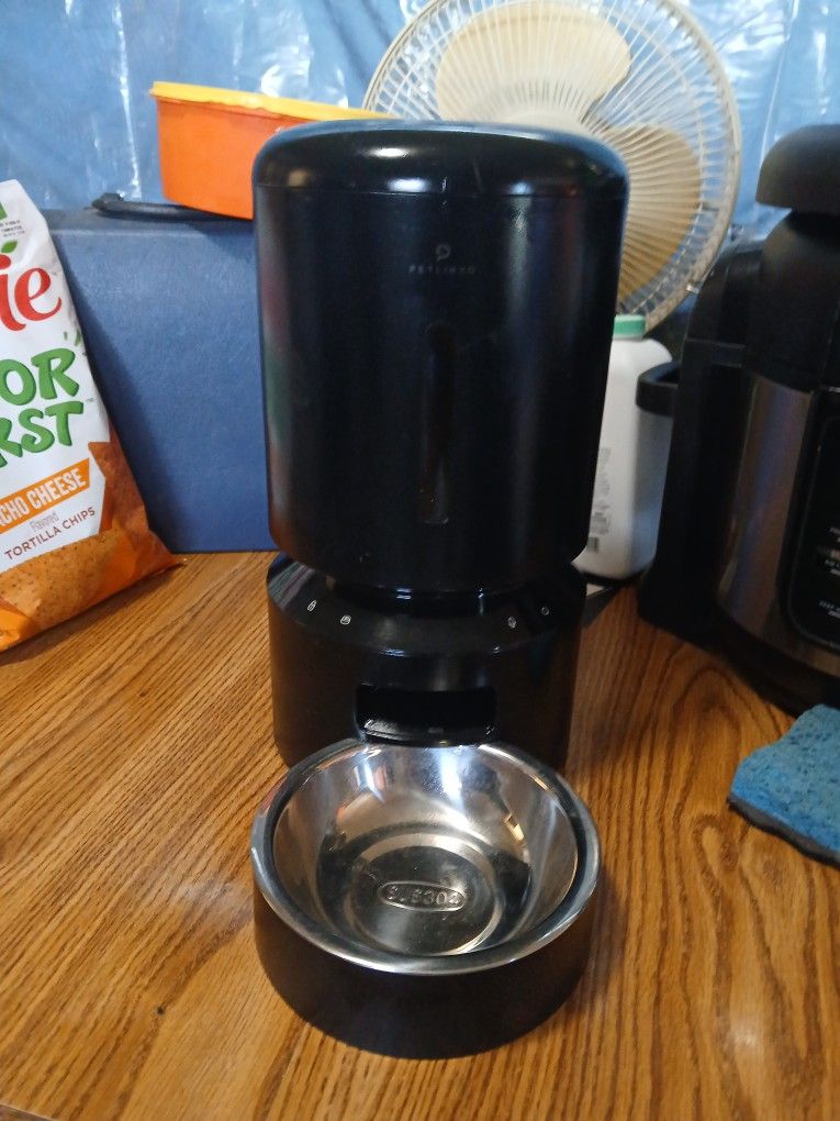 PETLIBRO Automatic Food Dispenser With WIfi Capabilities. You Can talk To Your Fur Babies While AT Work Or On The Run