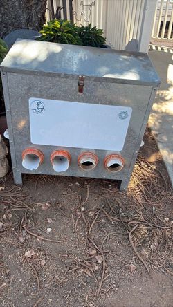 Metal chicken feeder