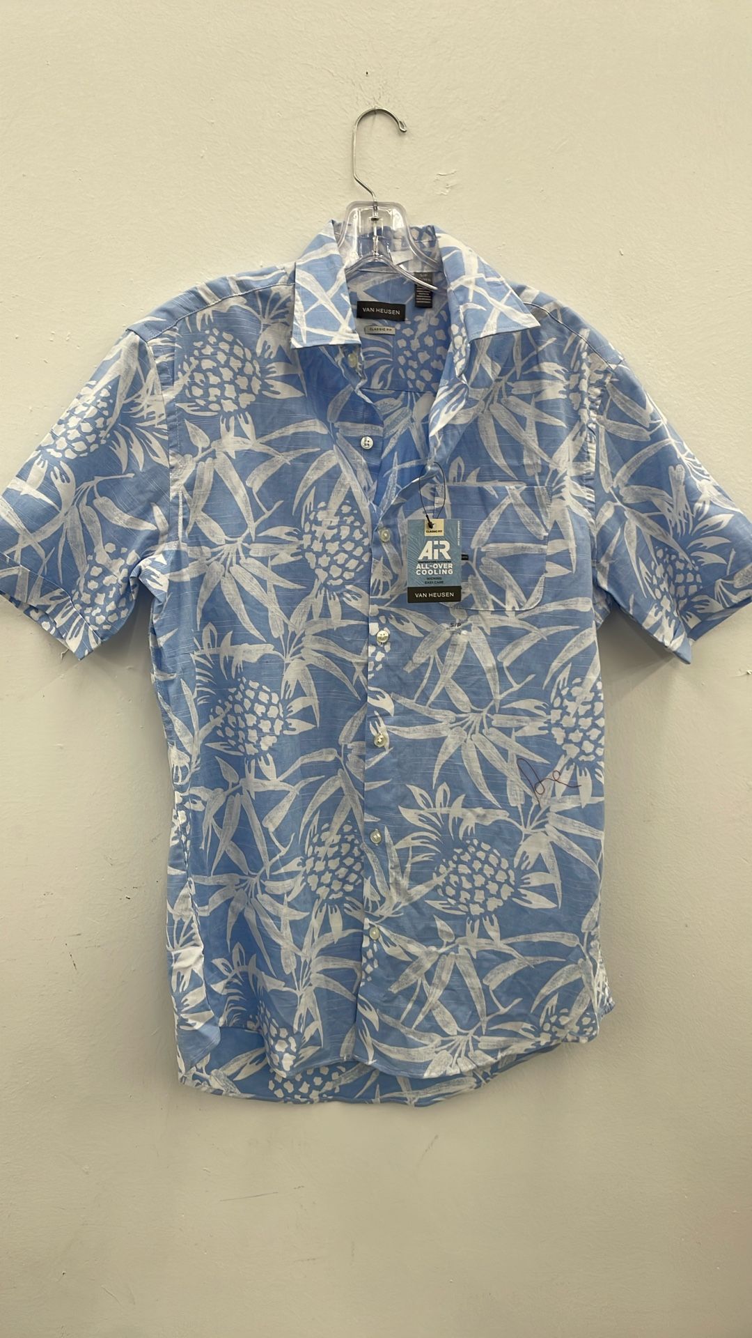 Van Heusen Shirt Button up Shirt. Item No 171 (Shopgoodwill)