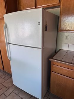 GE Full-Size Refrigerator & Freezer – Very Clean – Excellent Condition