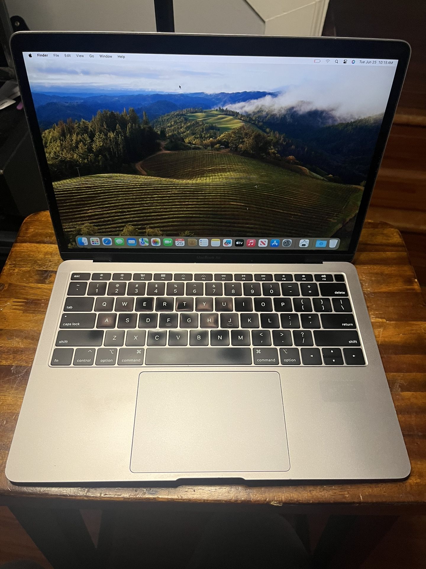 2019 APPLE MACBOOK AIR 13” 8GB, 1.6GHz INTEL i5 DUAL-CORE 256GB BATTERY COUNT 390 Touch-Bar W/Charger