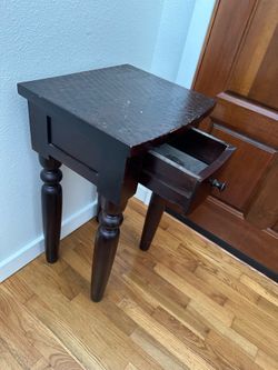 Small wooden end table w drawer