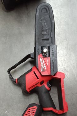 Milwaukee M18 FUEL Hatchet Pruning Saw