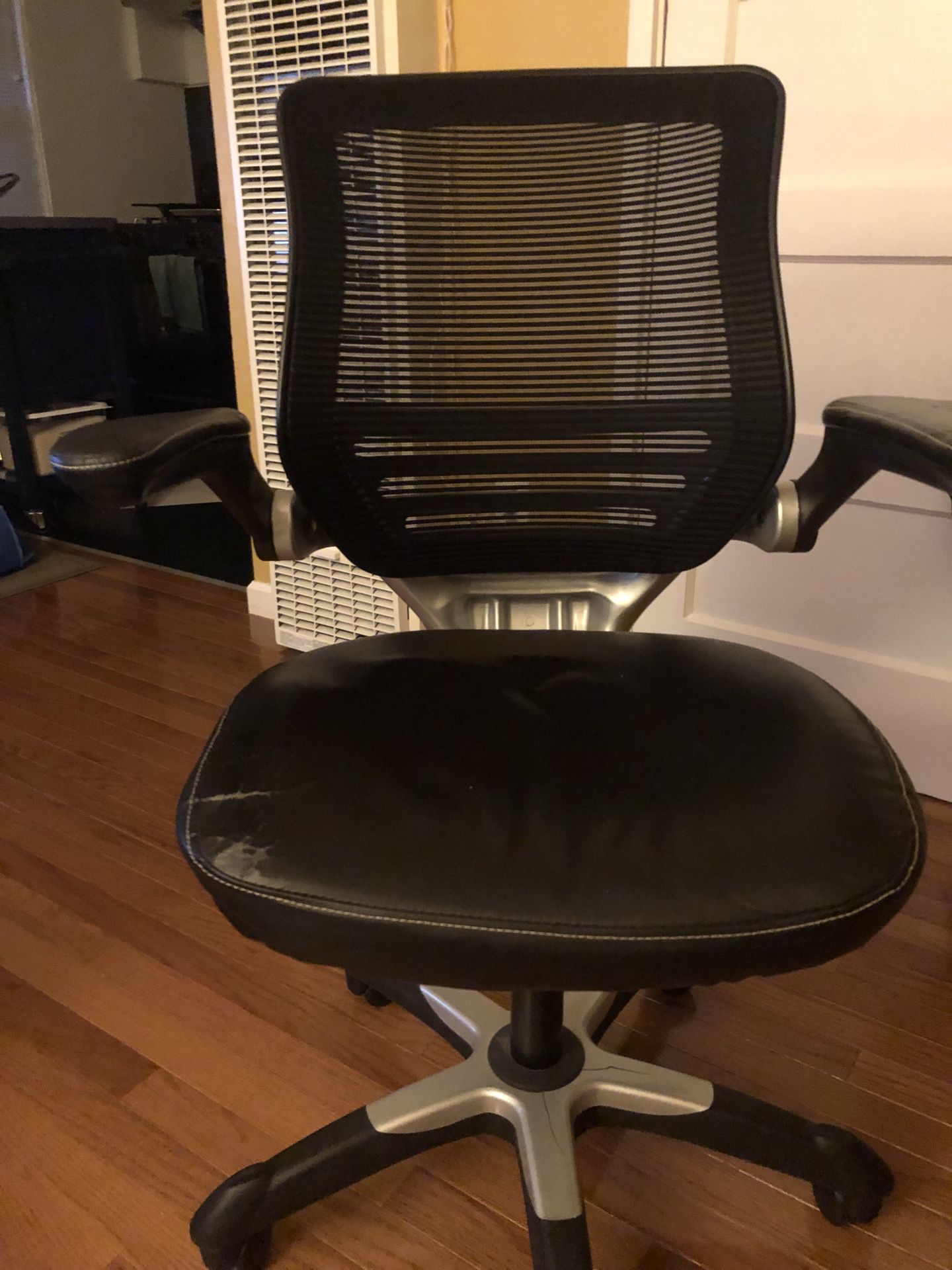 Swivel office chair