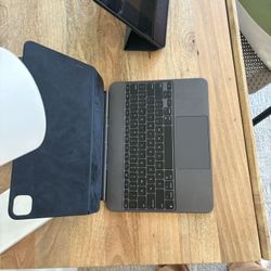 iPad M4 13” Black Magic Keyboard