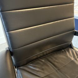Black Leather Office Chair – Comfortable & Stylish