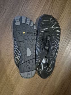 Brand new Evo Grounding Walking Shoes